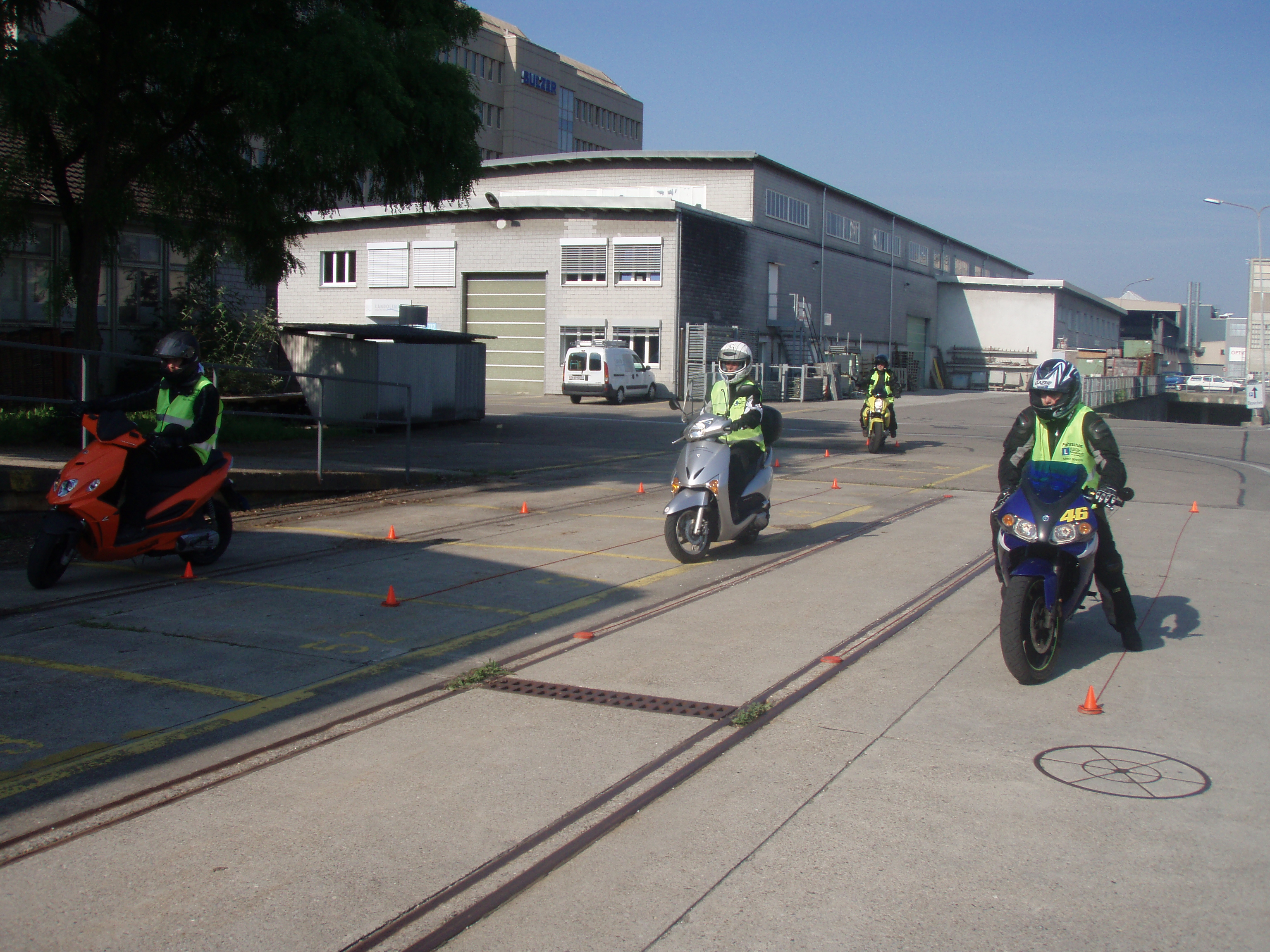 obligatorische Zweirad-Grundkurse für Roller und Motorräder hier bei uns ABCD- Motorradfahrschule aus Winterthur